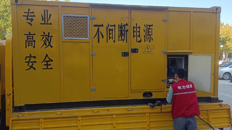 新泰柴油发电机组和UPS电源配合使用时，如何避免切换过程中的电力中断？